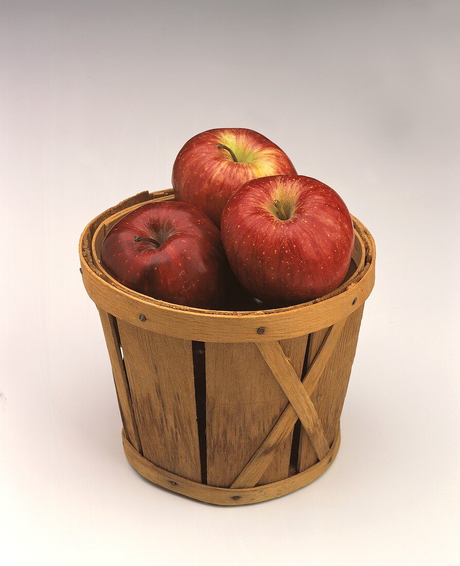 Red Delicious Äpfel in einem Korb
