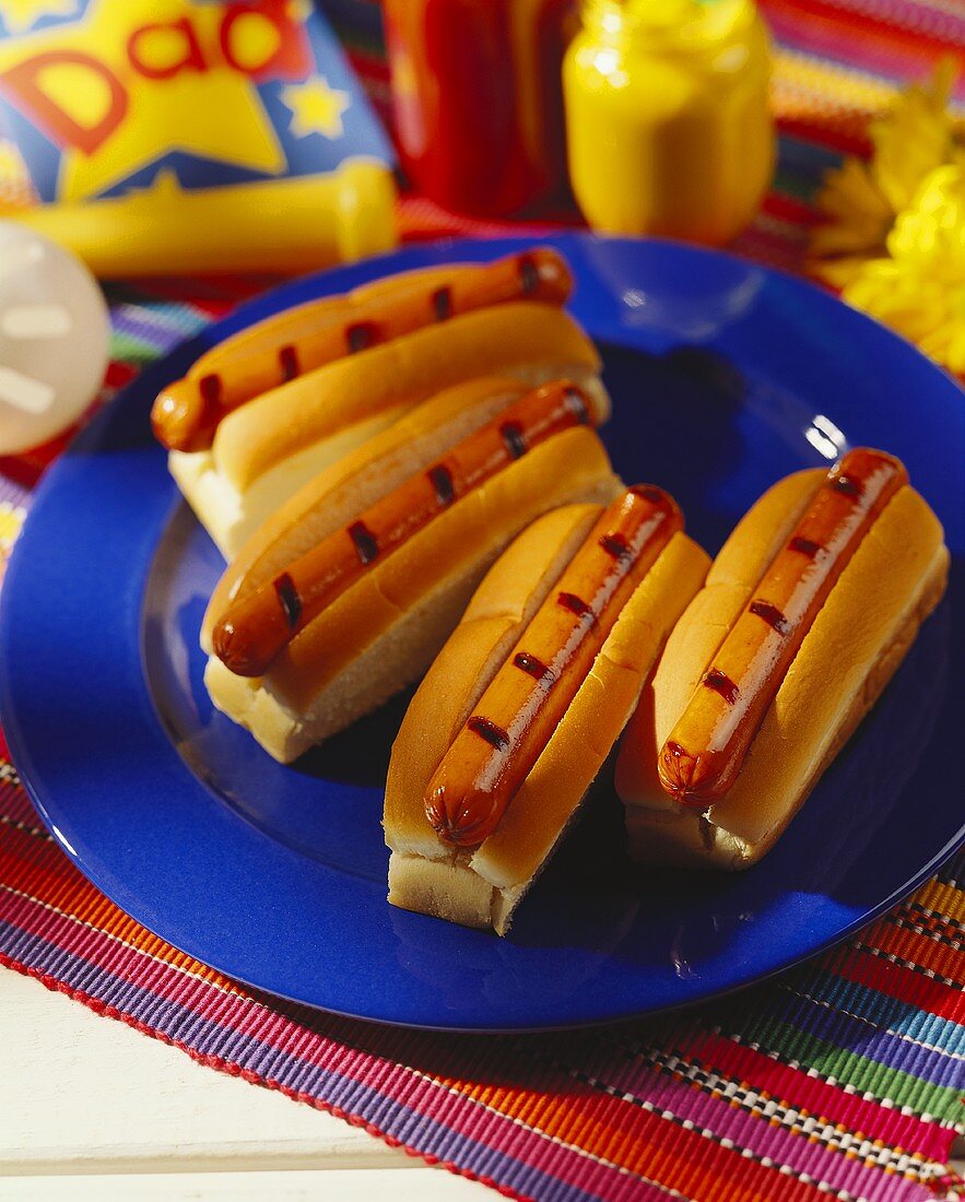 Vier gegrillte Hot Dogs