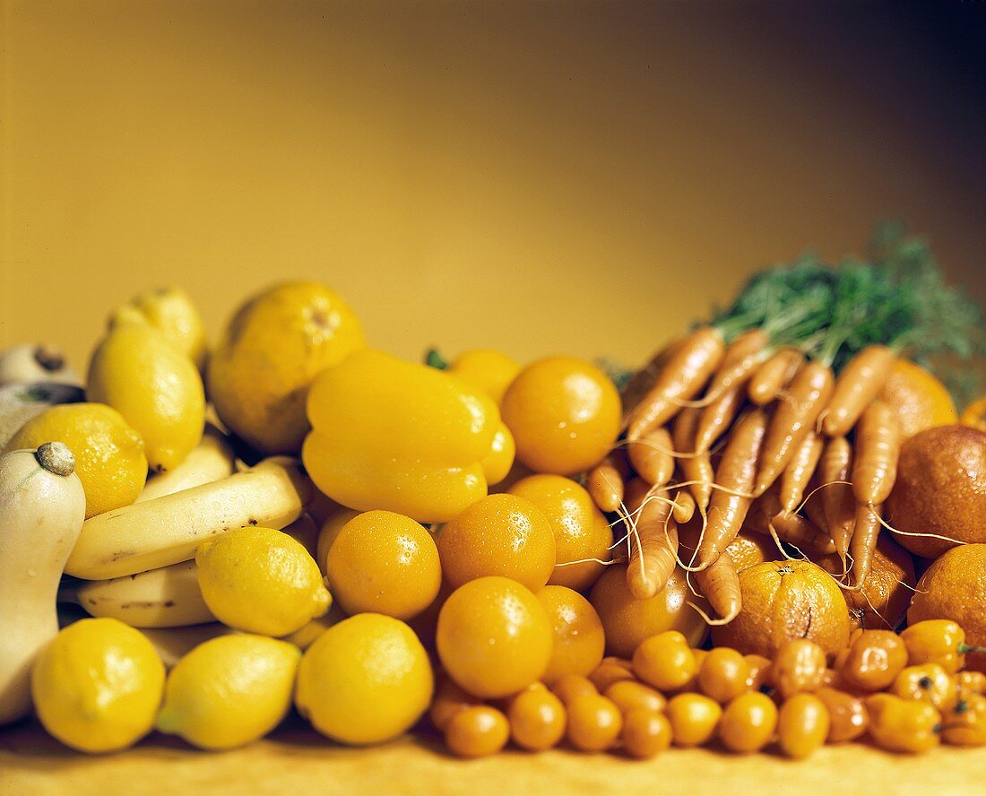 Verschiedene gelbe und orangefarbene Obst- und Gemüsesorten