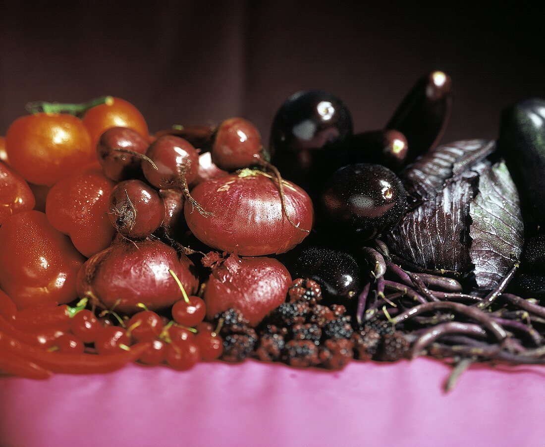 Verschiedene rote und violette Obst- und Gemüsesorten