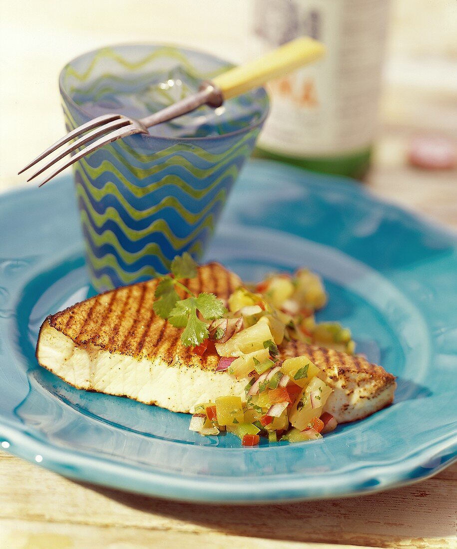 Gegrillter Schwertfisch mit Ananassalsa