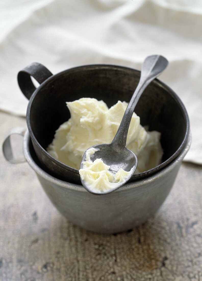 Mascarpone mit Löffel in Metallschale