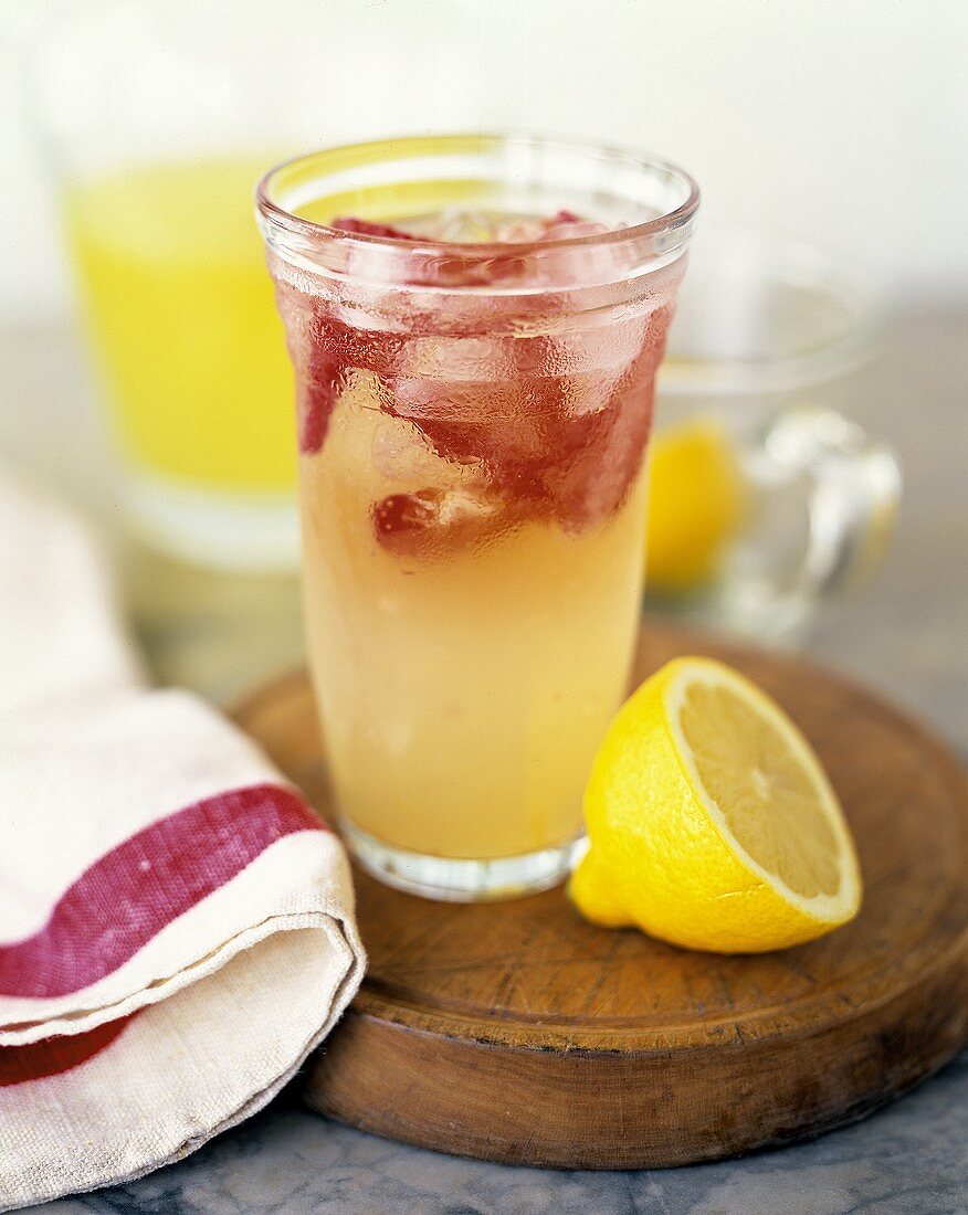 Limonade mit Erdbeeren im Glas