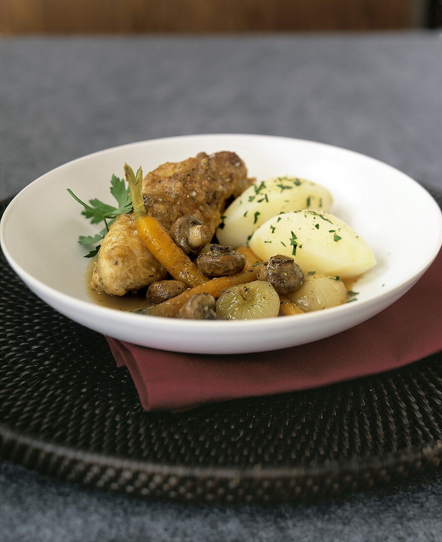 Coq au vin mit Kartoffeln und Möhren