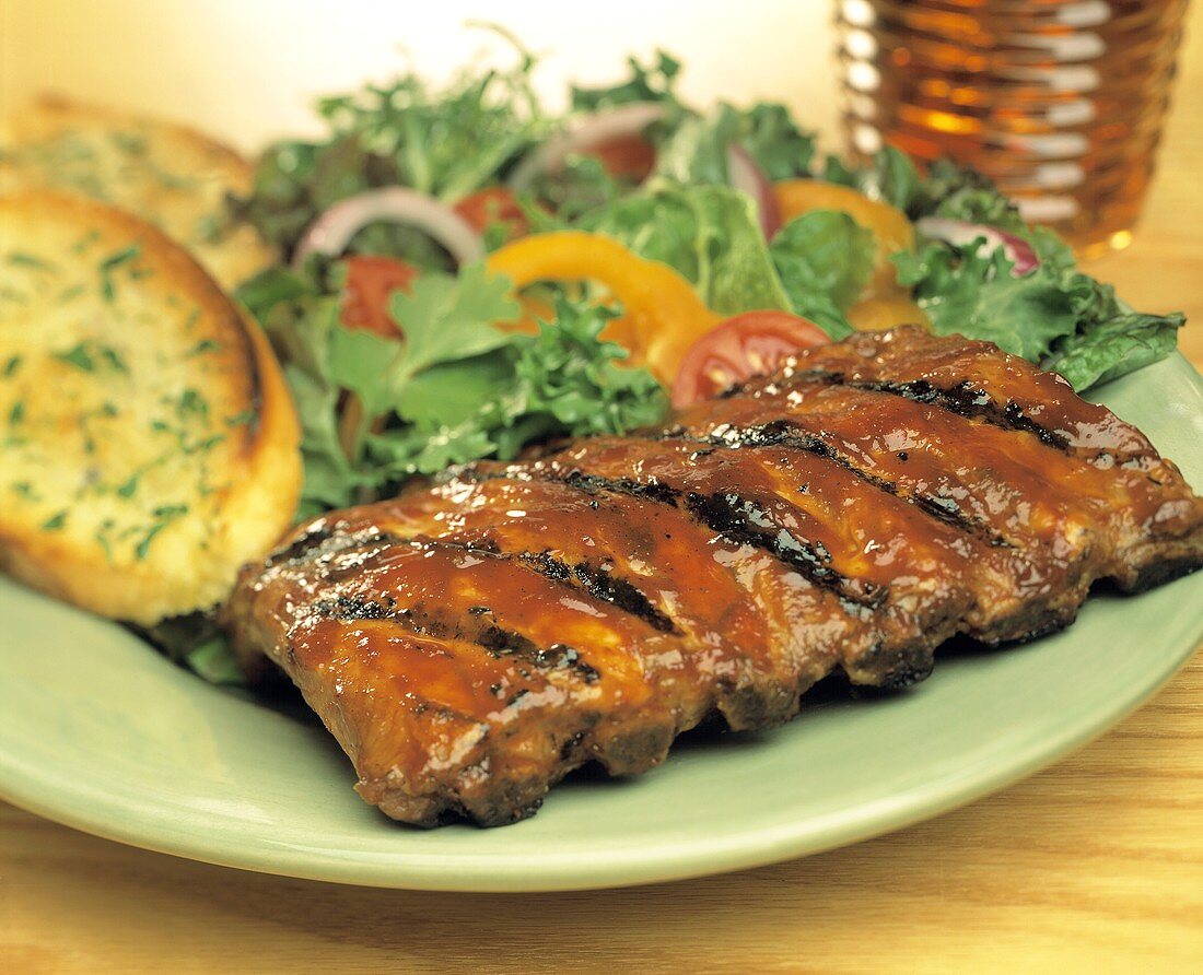 Gegrillte Spareribs mit Salat und Knoblauchbrot