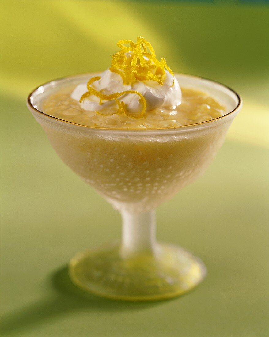 Zitronen-Tapioka-Pudding mit Sahne in Glasschale