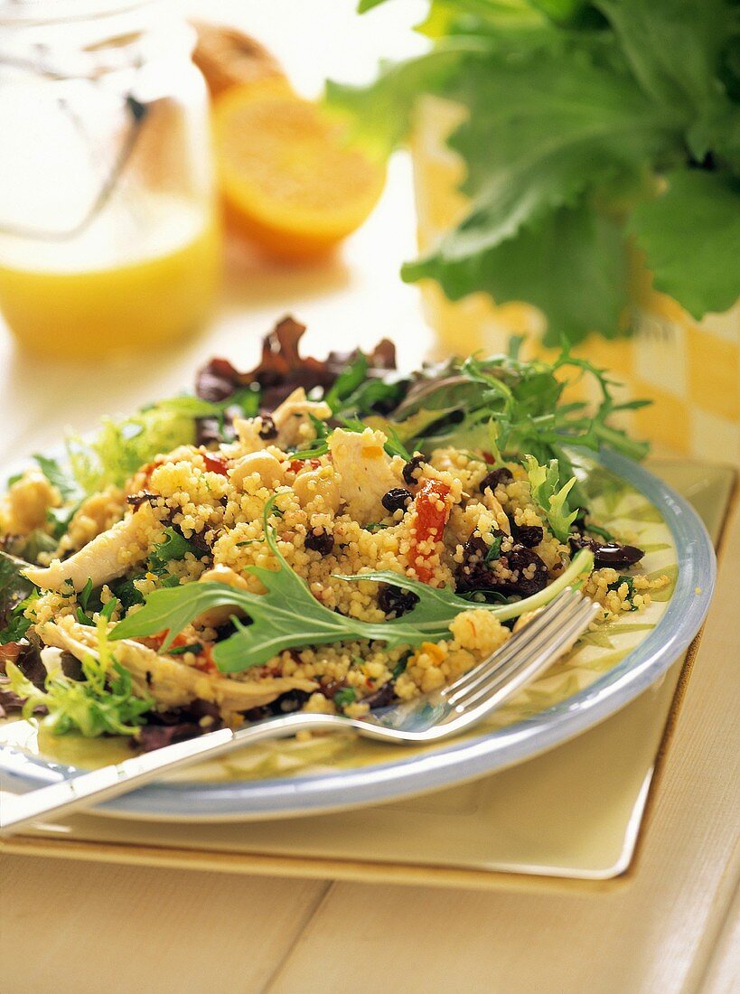 Couscoussalat mit Hähnchen, Rucola und Rosinen