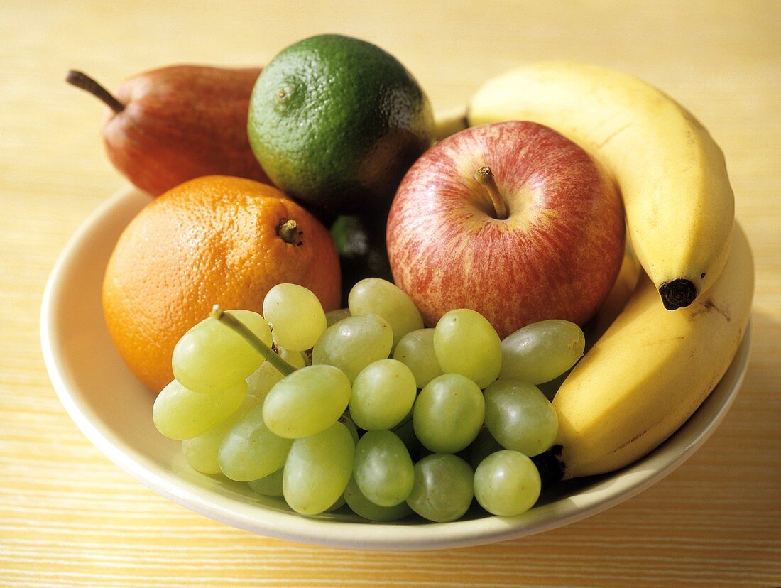 Obstschale mit frischen Früchten