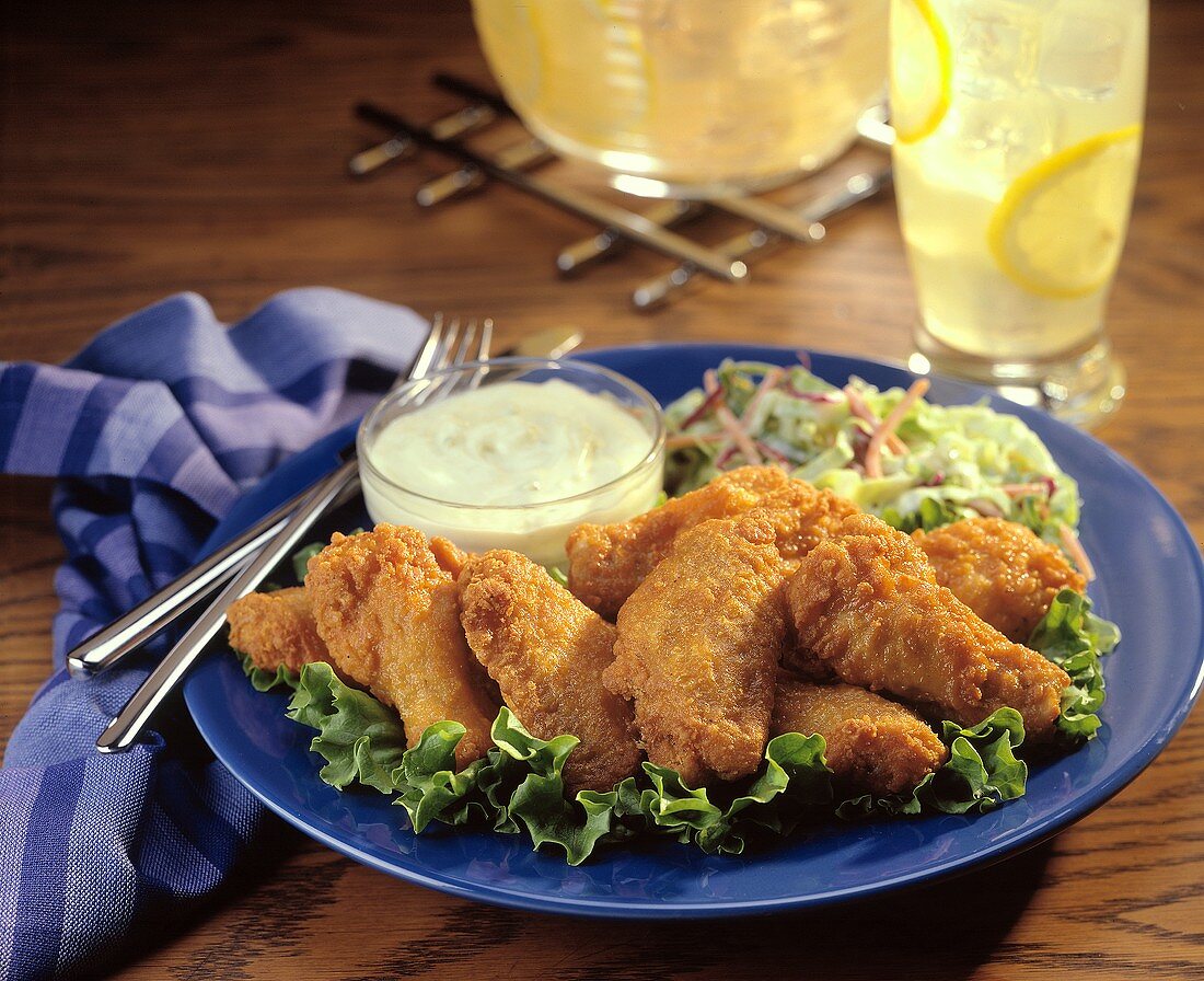 Chicken Wings mit Dip und Salat; Limonade