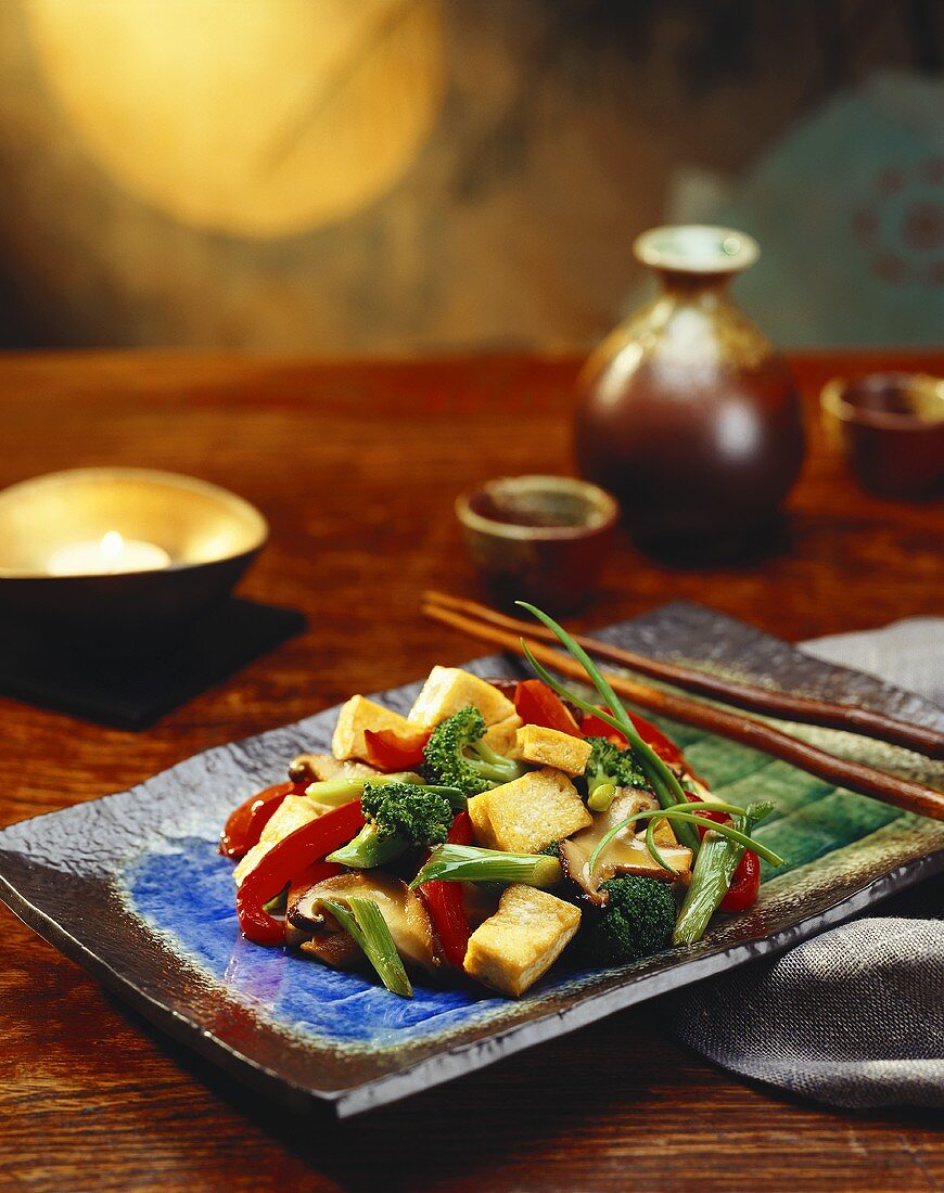 Tofu mit Gemüse und Pilzen aus dem Wok