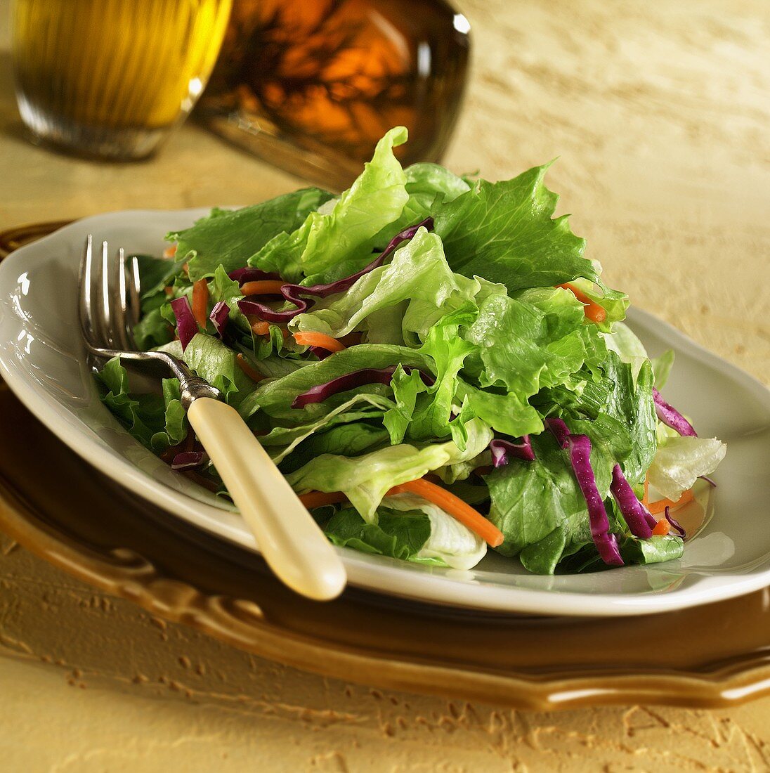 Blattsalat mit Möhren- und Rotkohlstreifen
