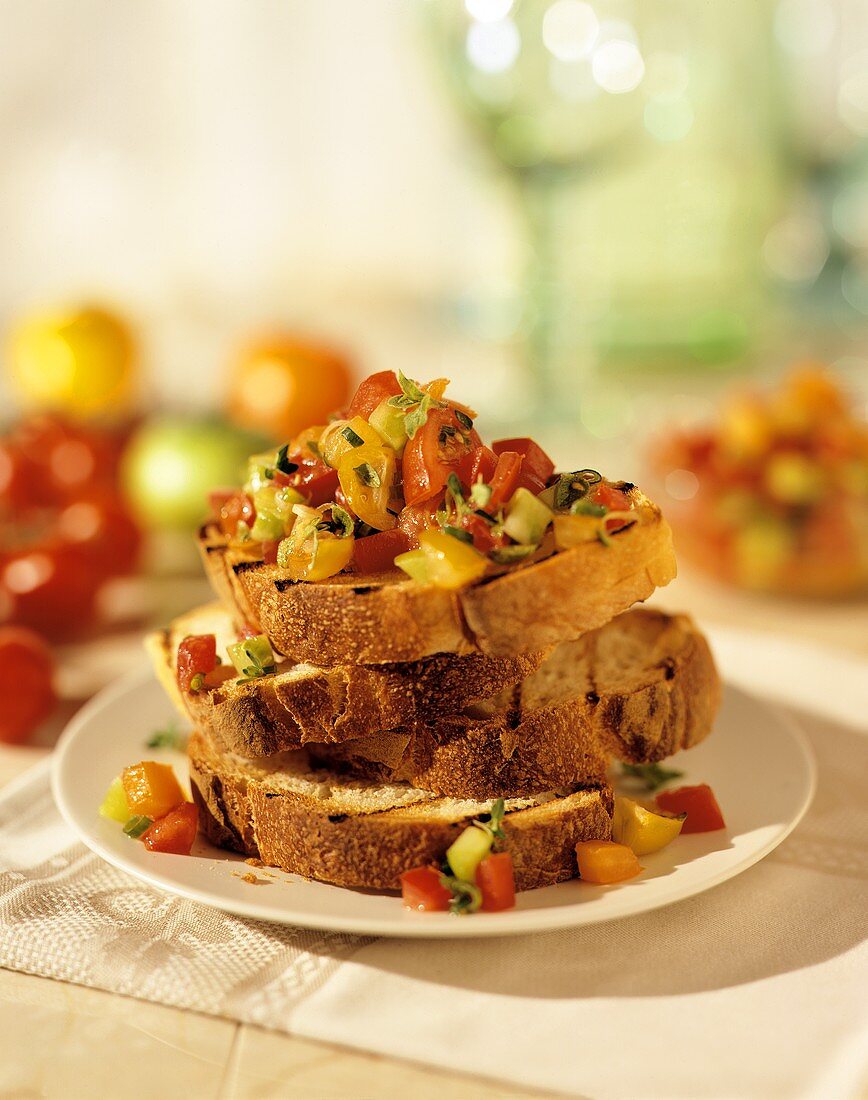 Bruschetta mit Tomaten auf Teller