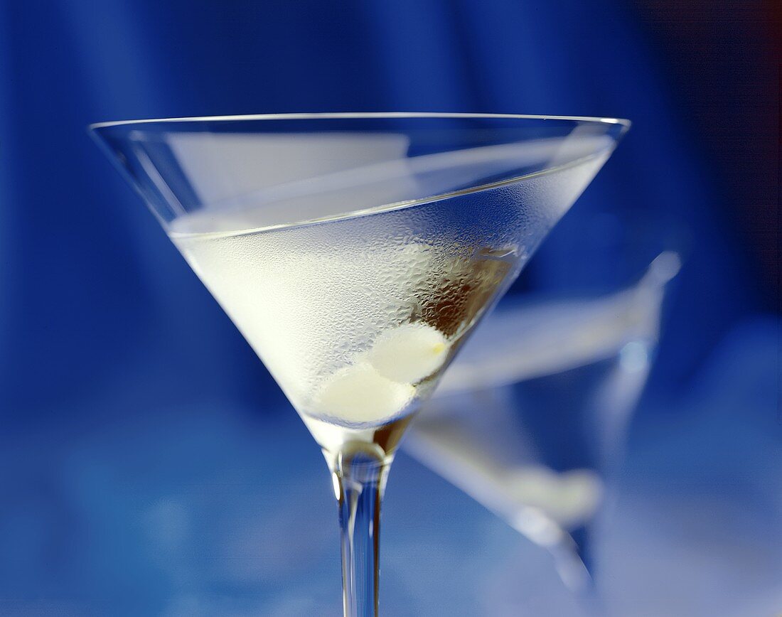 Martini mit Silberzwiebeln und Olive