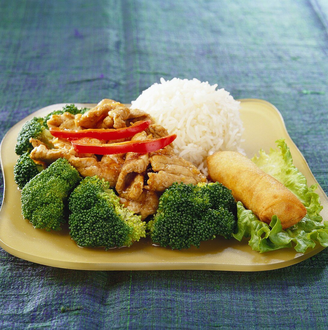 Schweinefleisch mit Brokkoli, Reis und Frühlingsrolle