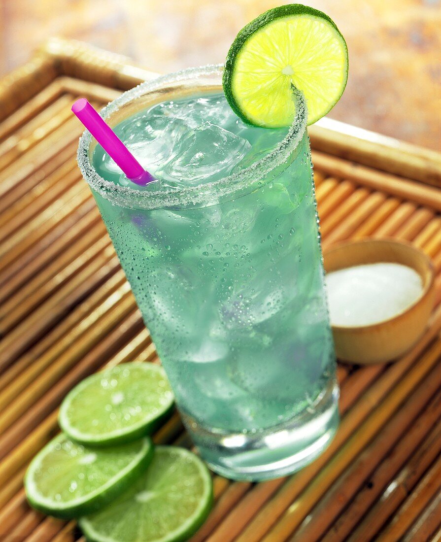 Blue Margarita im Glas mit Eiswürfeln und Limetten