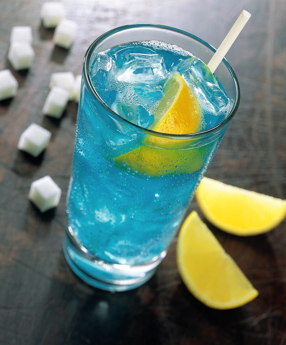 Blue Curacao Cocktail mit Zitronen und Zuckerwürfeln
