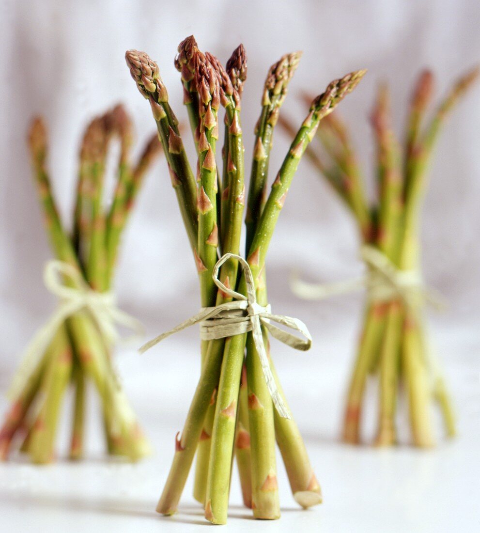 Drei Bund grüner Spargel