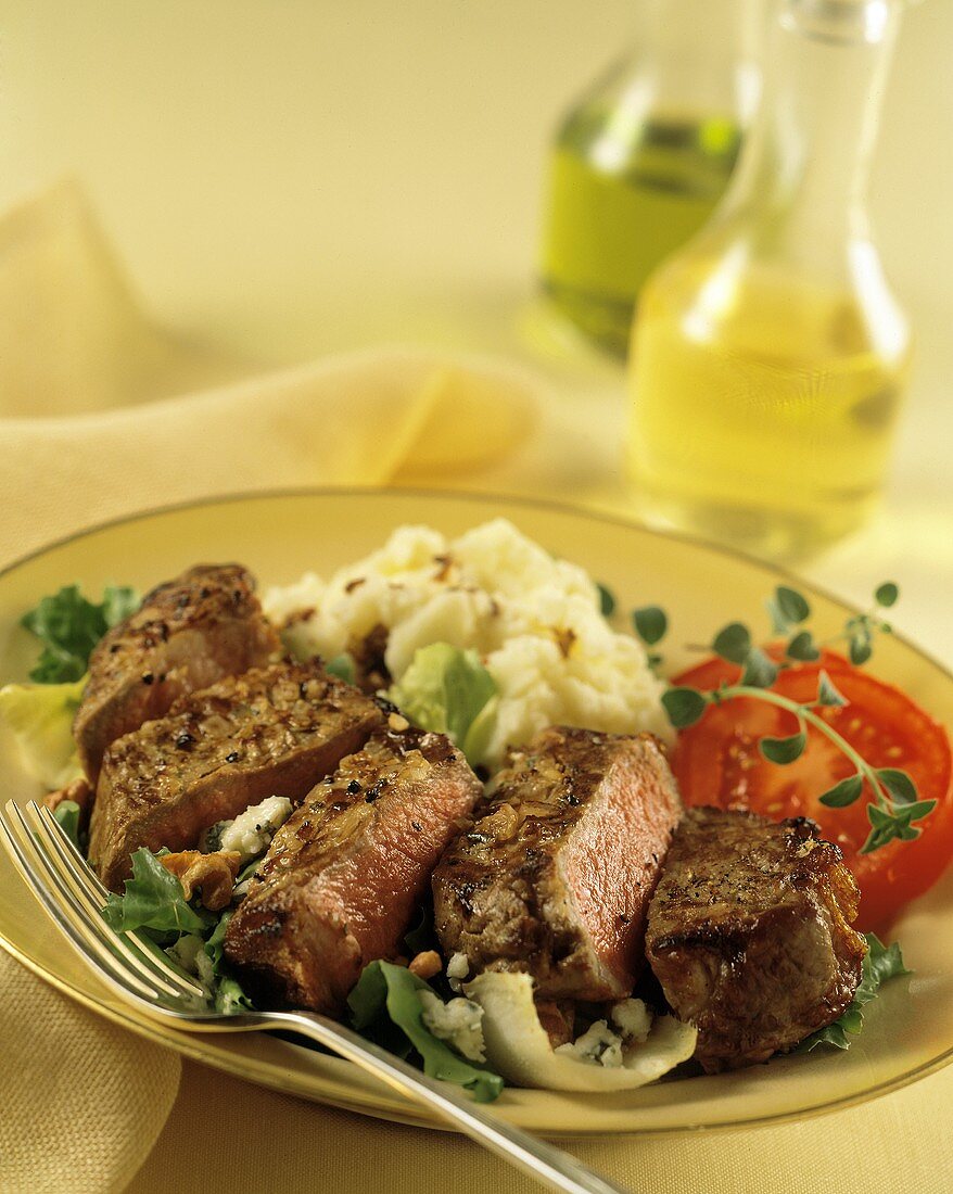 Rindersteak mit Kartoffelpüree und Salat