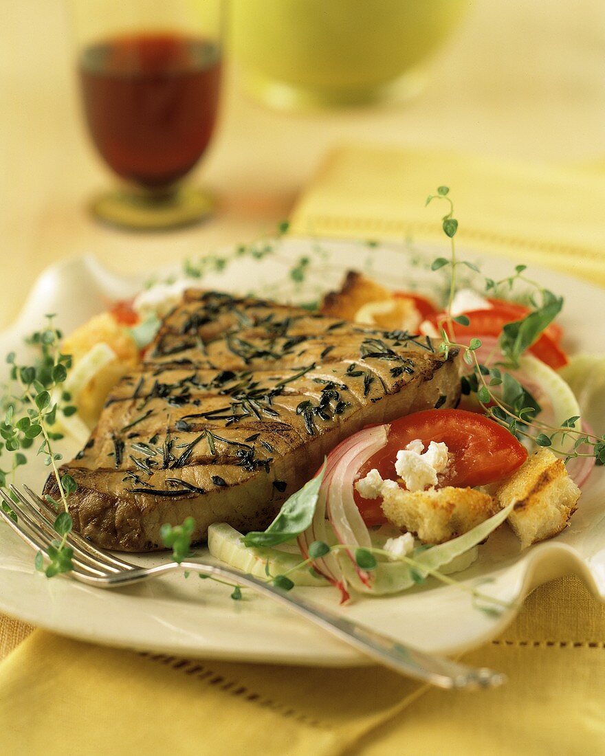 Gegrillter Thunfisch mit Salat und Kräutern