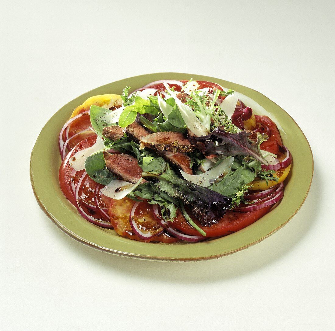 Blattsalat mit Tomaten und Rindfleisch