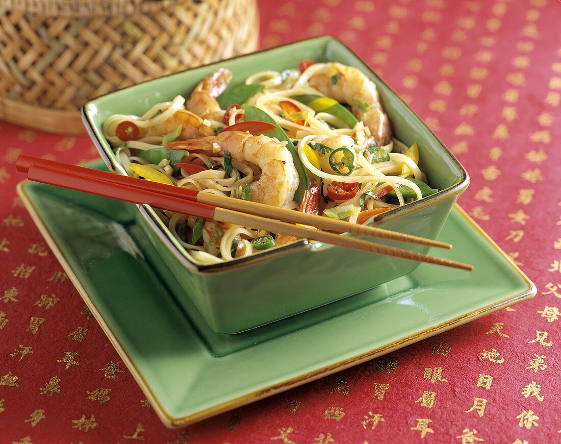 Asiatisches Nudelgericht mit Garnelen und Gemüse