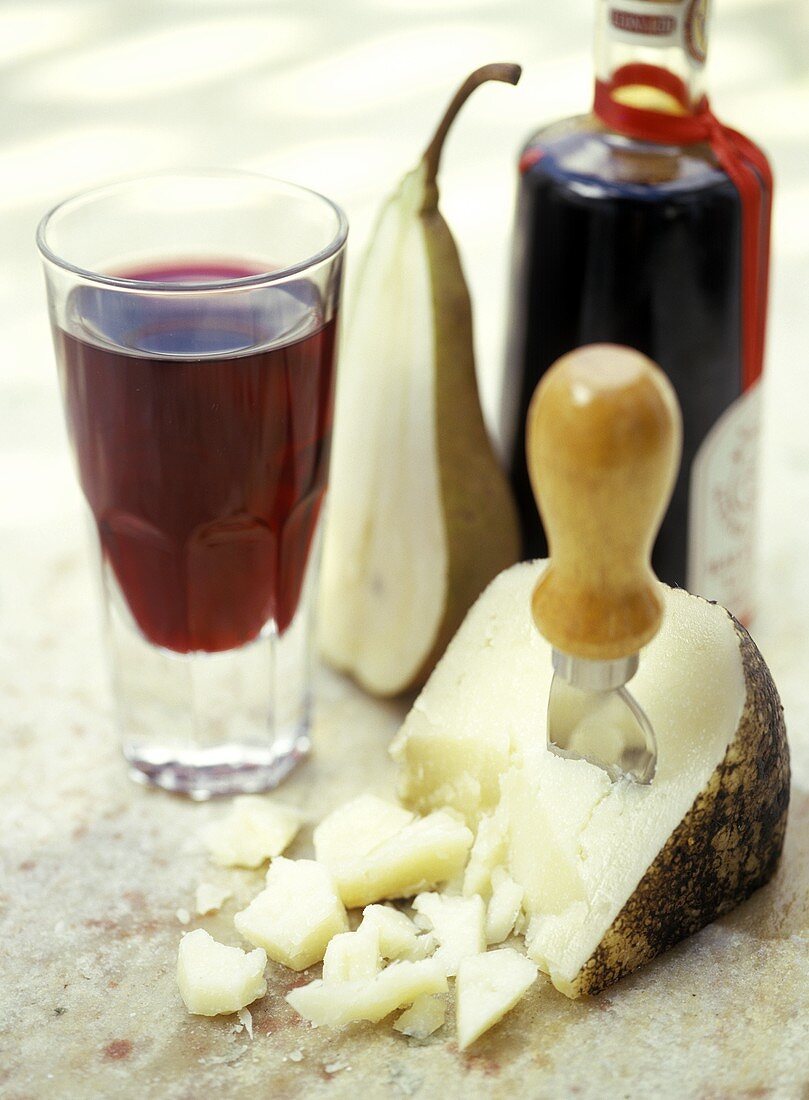 Pecorino mit Käsemesser, Rotwein, Birne und Balsamicoessig