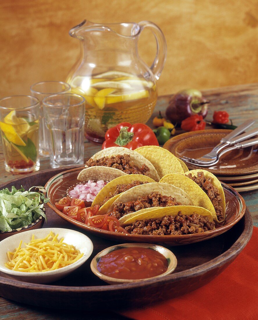 Hackfleisch-Tacos mit verschiedenen Beilagen