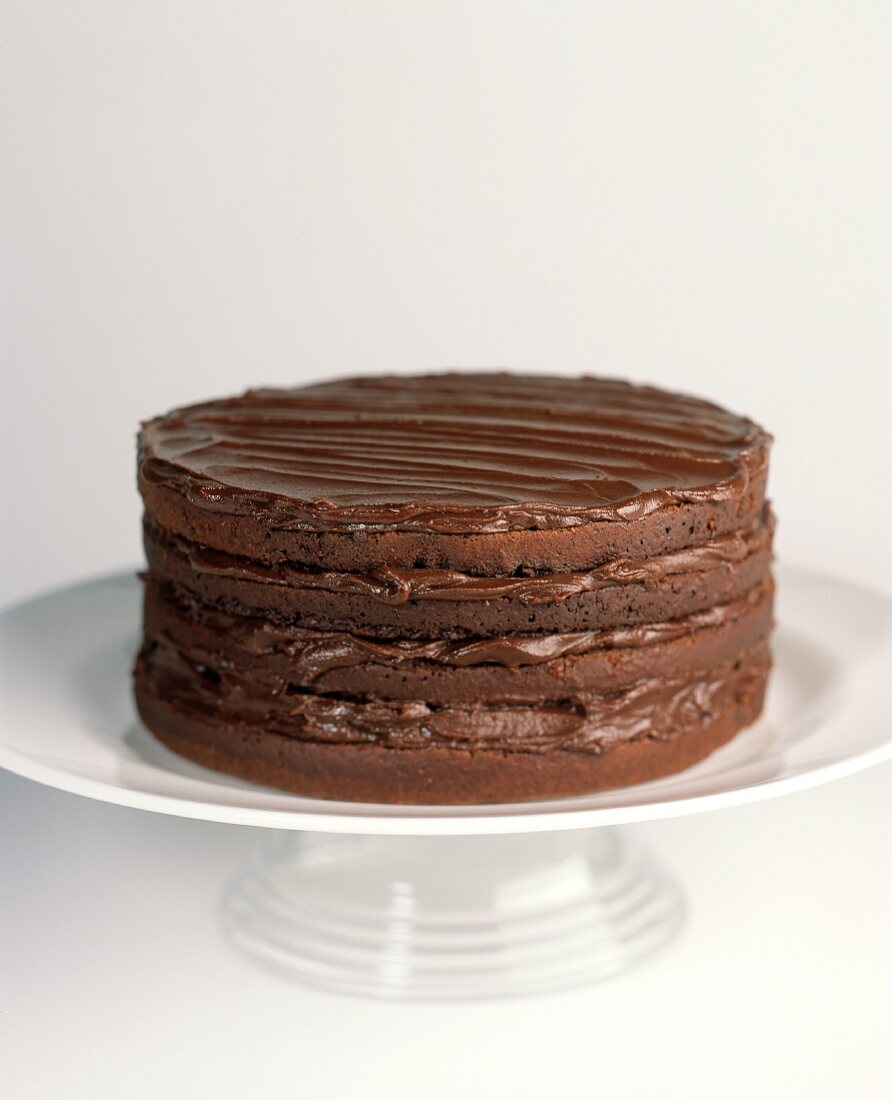 Schokoladentorte auf Kuchenplatte