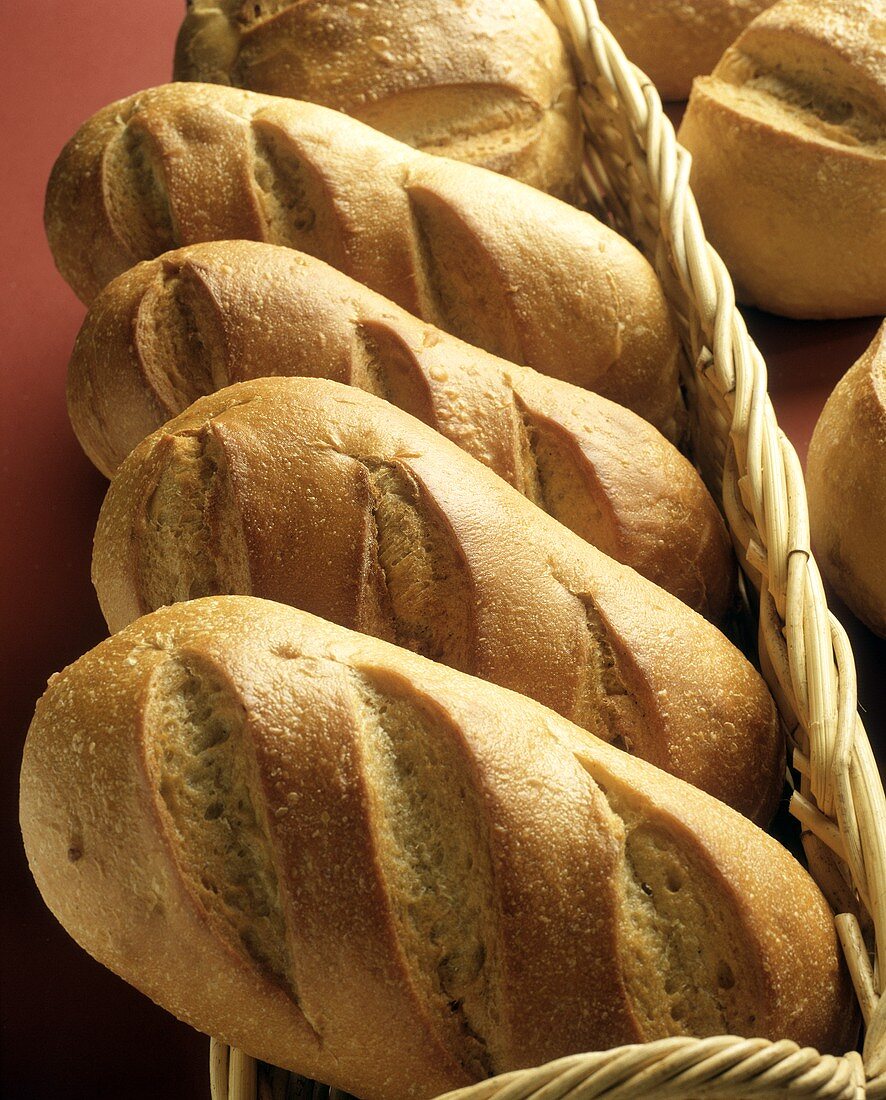 Frisch gebackene Brote im Brotkorb