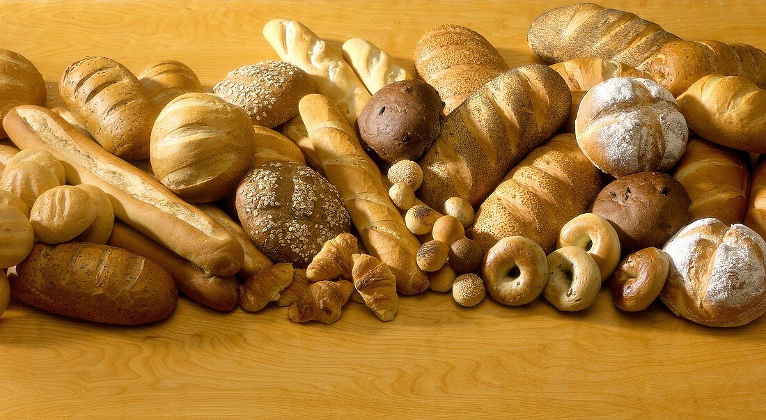 Stillleben mit Broten, Brötchen und Croissants