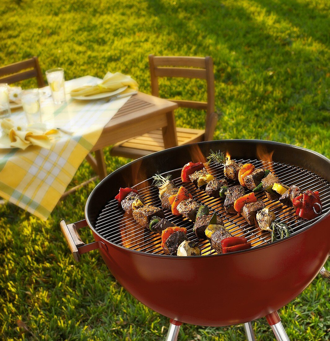 Fleischspiesse auf dem Grill im Garten