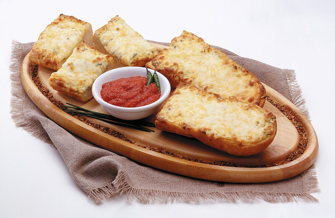 Knoblauchbrot mit Tomaten-Dip