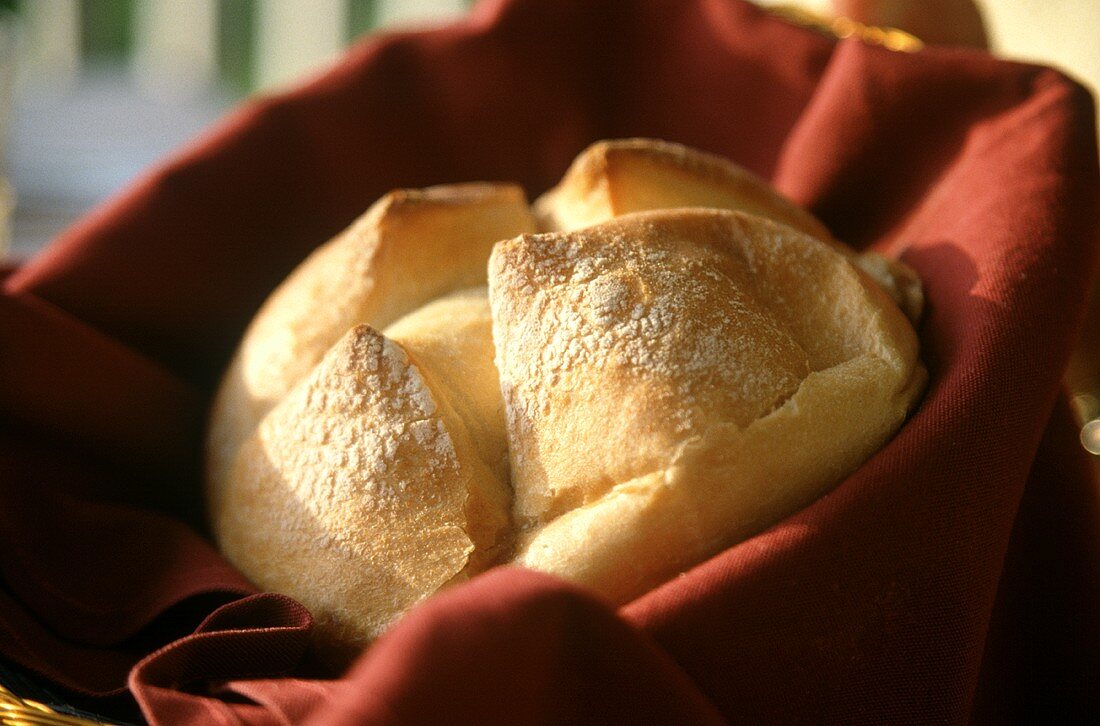 Sauerteigbrot im Brotkorb mit Serviette