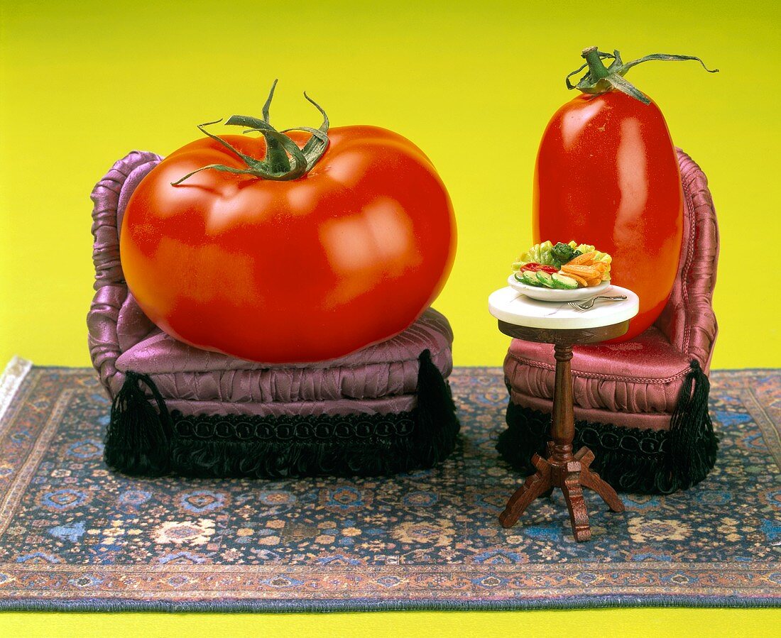 Dick und dünn: zwei Tomaten auf Polsterstühlen