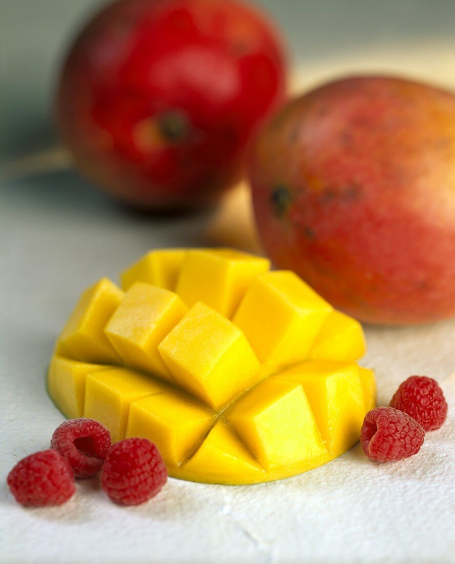 Mango, in Würfel geschnitten, und Himbeeren