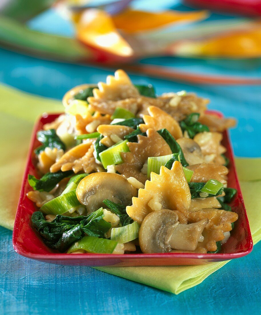 Farfalle with mushrooms, spinach and spring onions