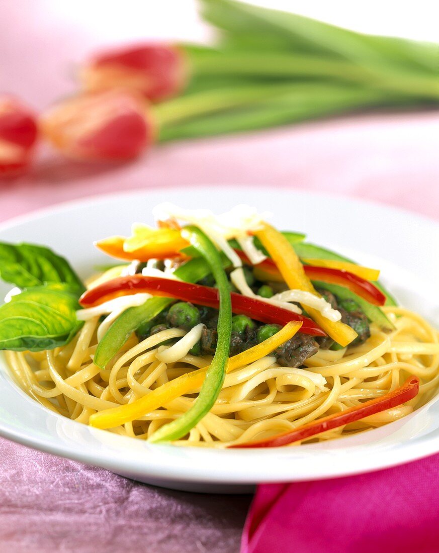 Linguine mit Paprika, Erbsen und Oliven