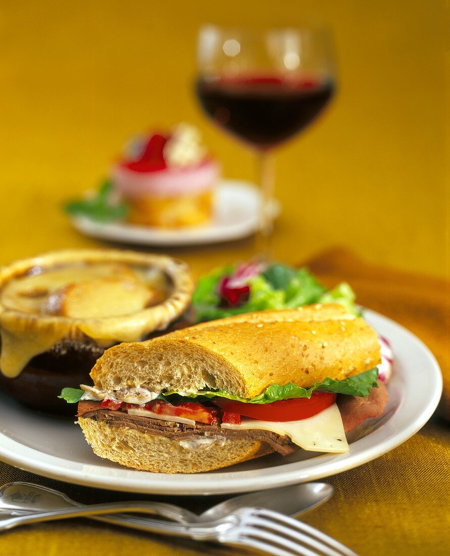 Roastbeefsandwich und französische Zwiebelsuppe