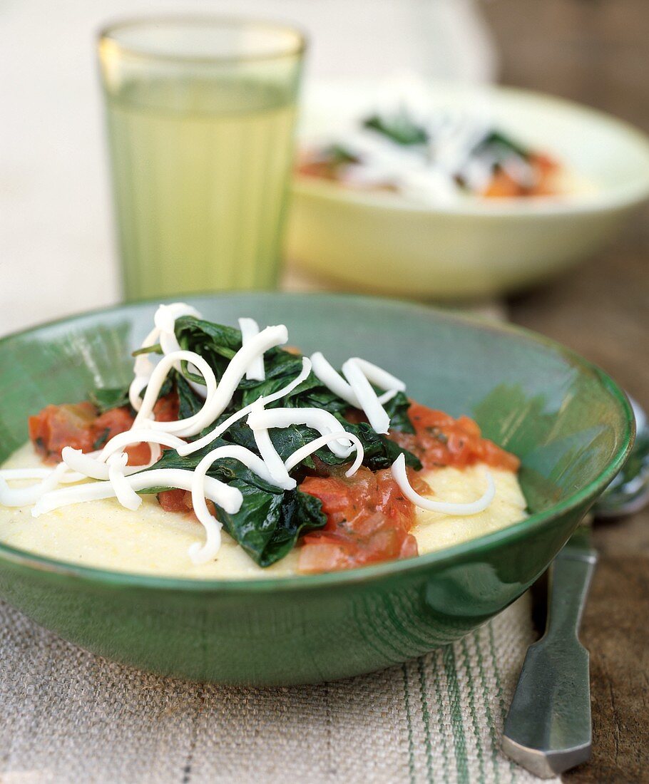 Polenta mit Tomaten und Spinat