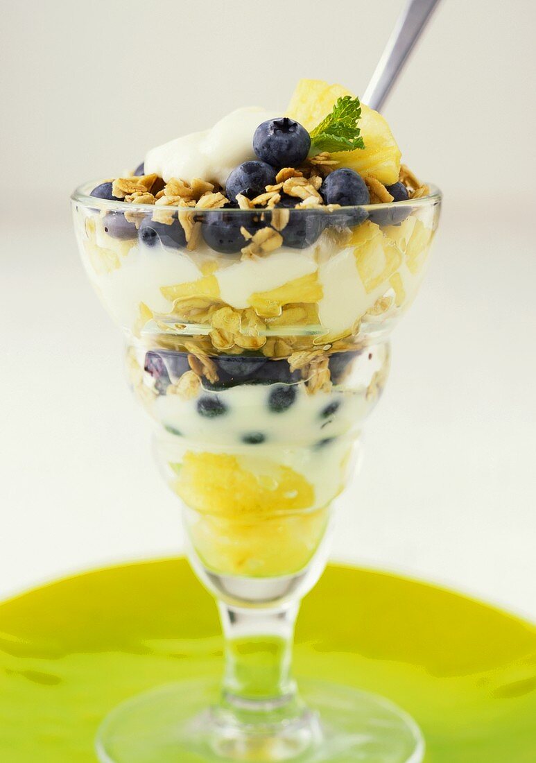 Yoghurt muesli with blueberries and pineapple