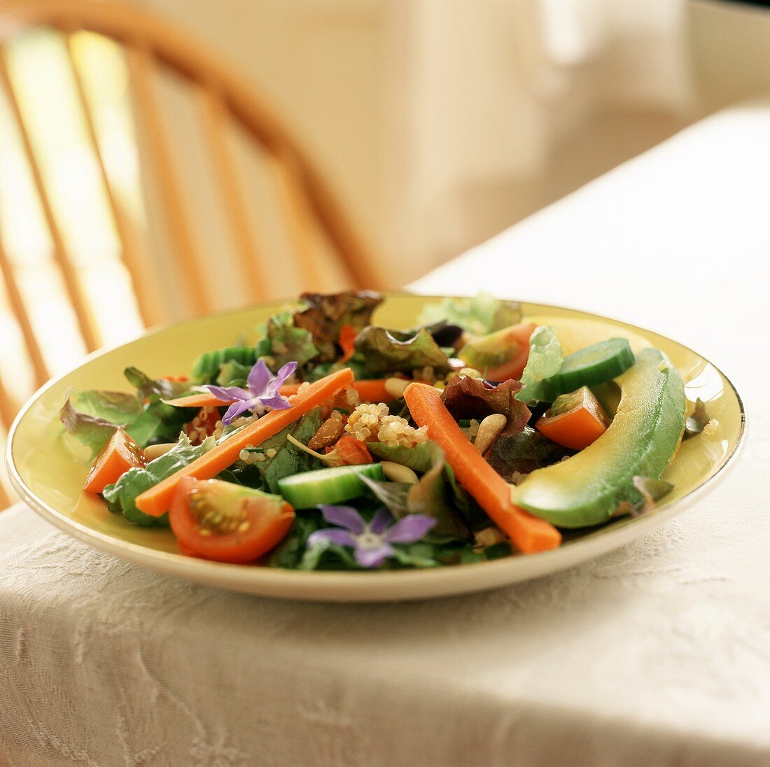 Blattsalat mit Gemüse, Borretschblüten und Pinienkernen