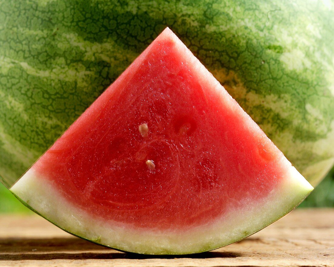Wassermelonenschnitz vor Wassermelone