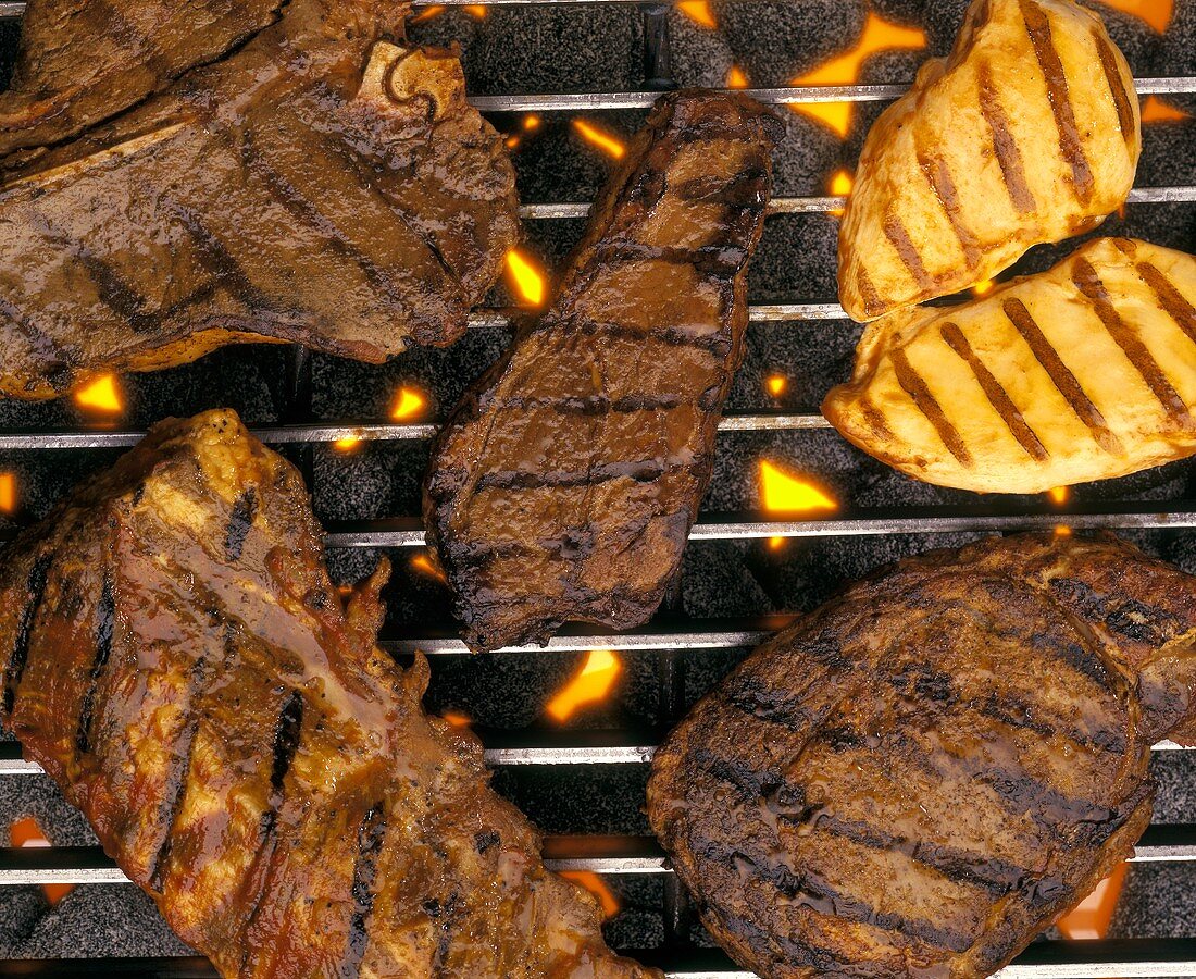 Verschiedene Fleischstücke auf einem Grill