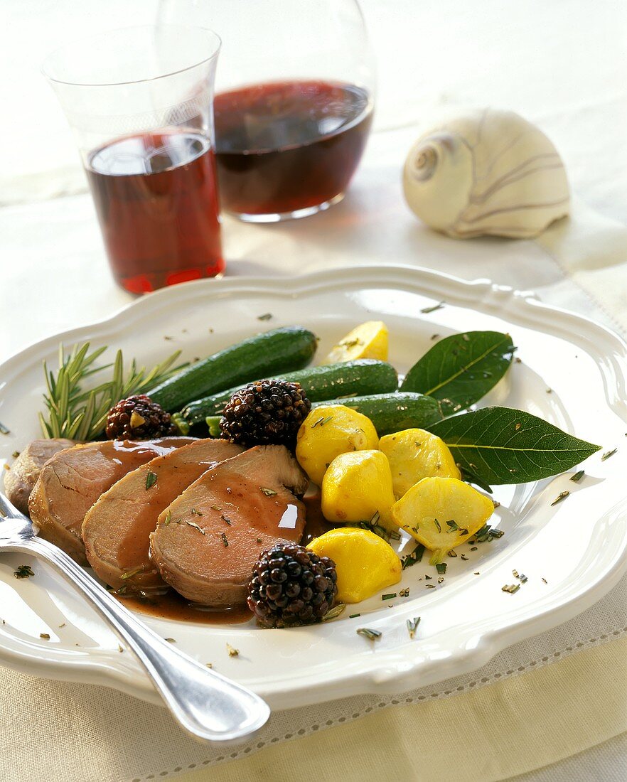 Veal with loganberries and vegetables