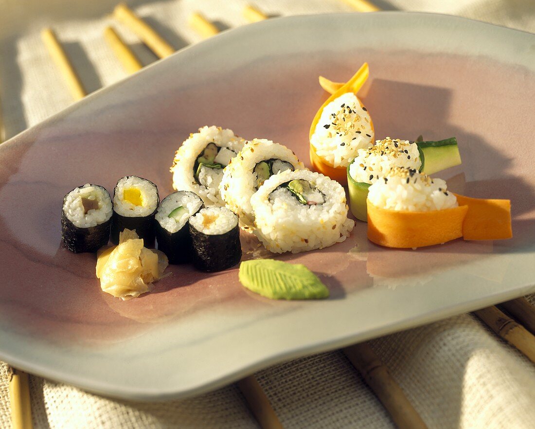 Verschiedene Sushivariationen auf einer Platte