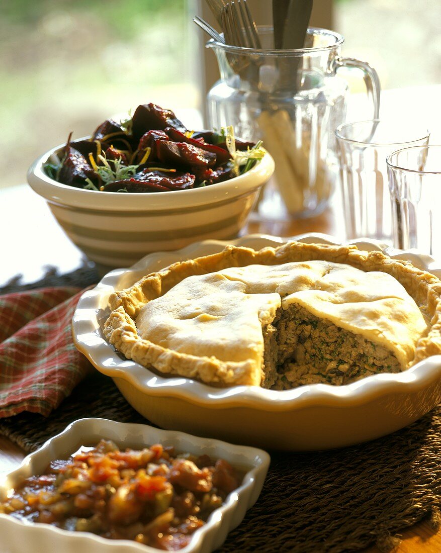 Pilz-Hackfleisch-Pie mit Salaten (USA)