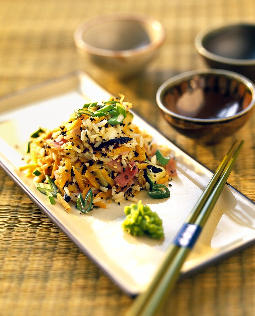 Asiatischer Reissalat mit Gemüse, schwarzem Sesam und Wasabi