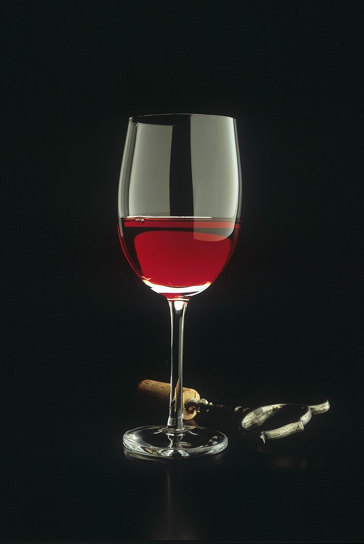 Glas Rotwein & Korkenzieher