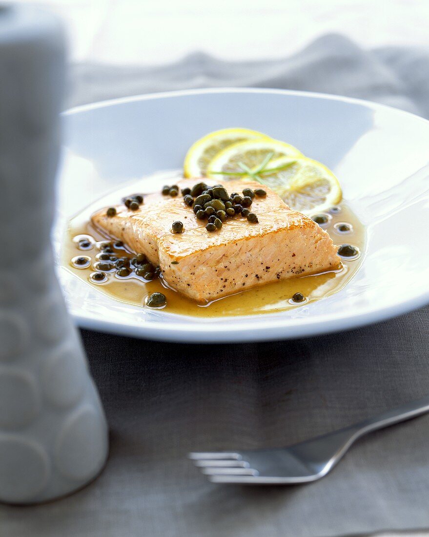 Lachsfilet mit Kapern und grünem Pfeffer