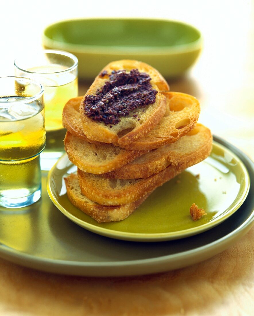 Crostini con crema di olive (Crostini with olive spread)